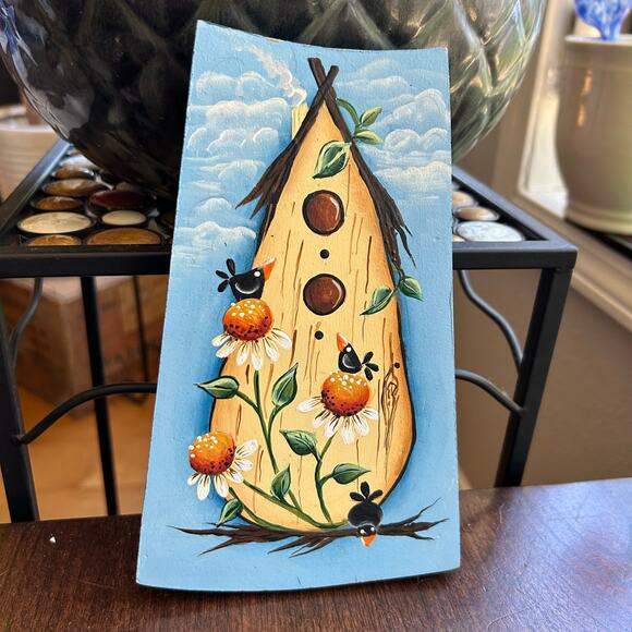 Hand painted birdhouse with a thatched roof on wood folk art - Picture 1 of 6